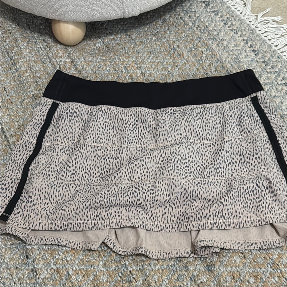 Lululemon Black and Cream Women's Skirt